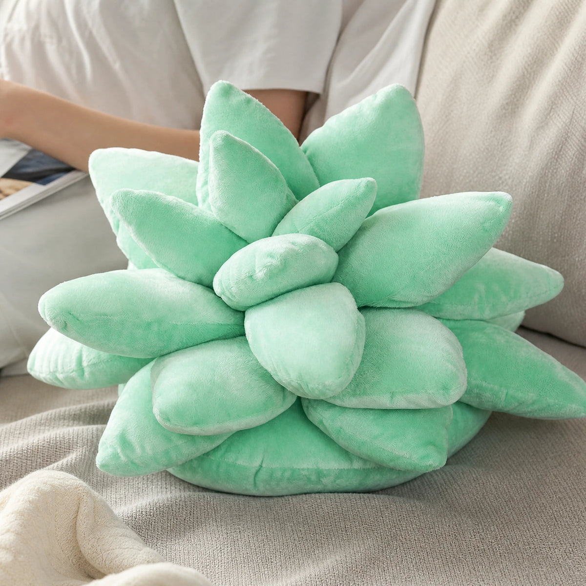 Succulent Plush Pillow in Mint Green with 3D Petals - Utilisation du produit