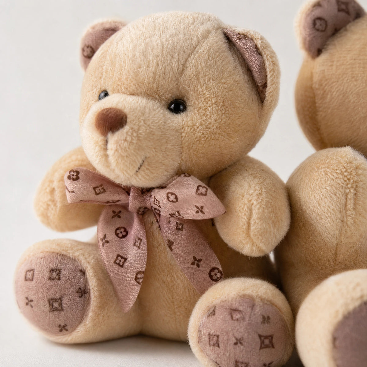 Teddy Bear Keychain – Soft Brown Plush with Ribbon - Détail matière