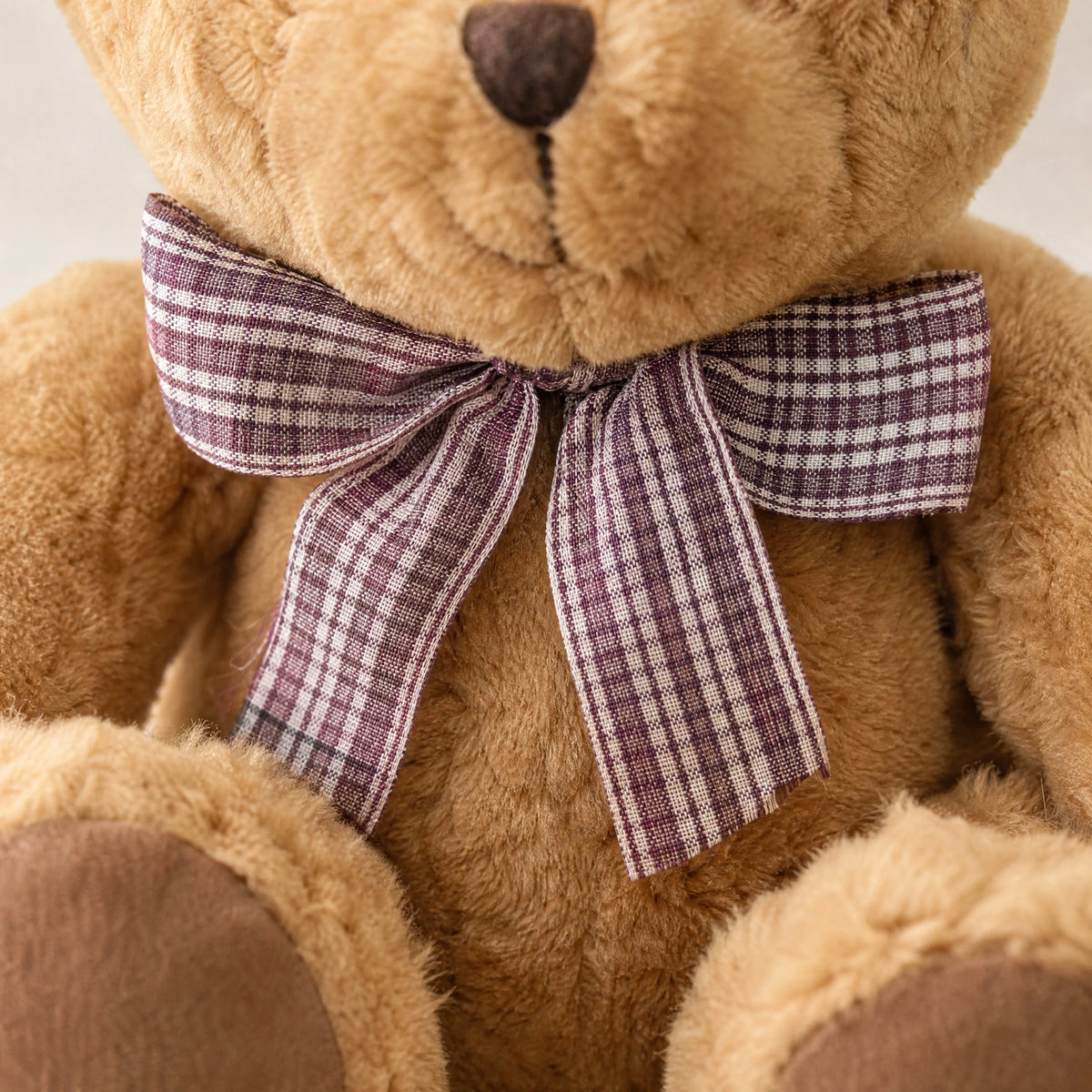 Teddy Bear Plush with Checkered Bow Tie - Soft Cotton - Détail matière
