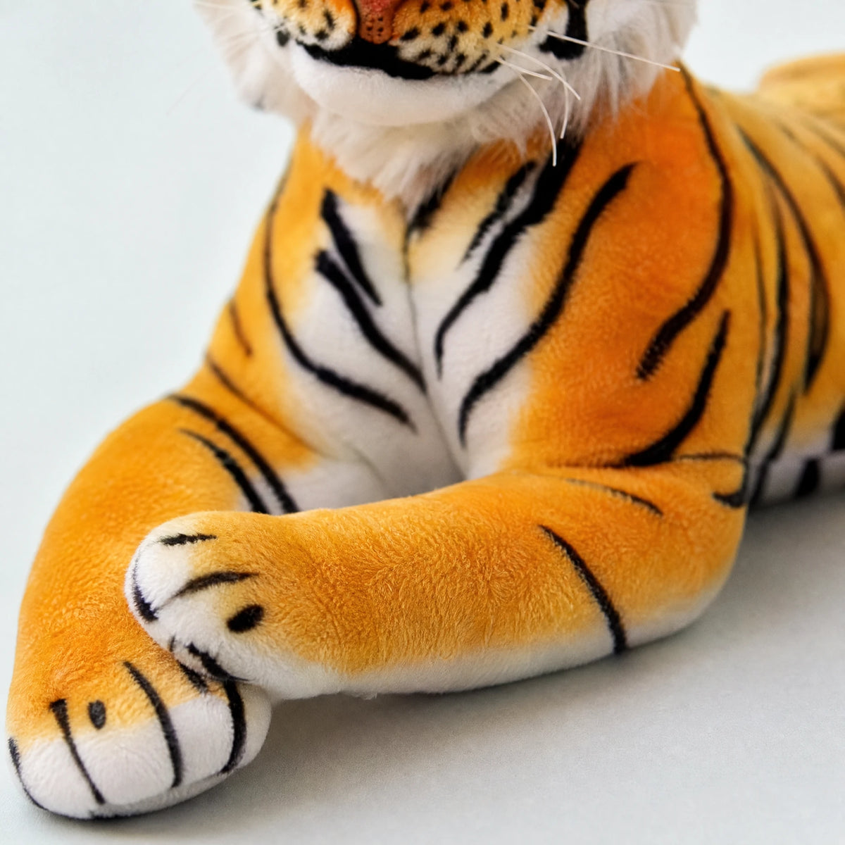 Tiger Plush Pillow in Reclining Pose with Orange Stripes - Détail matière