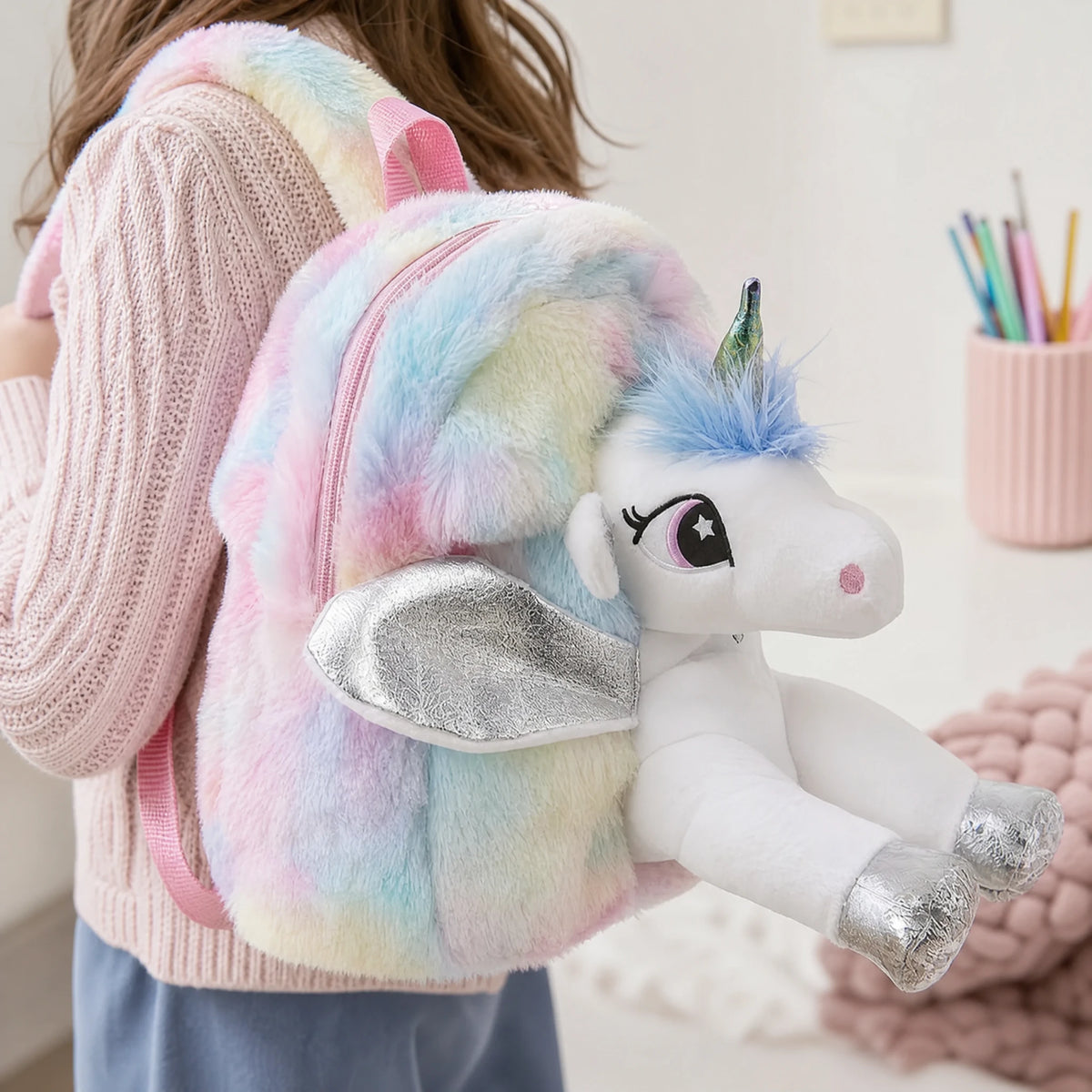 Unicorn Plush Backpack with Rainbow Fur and Silver Details - Utilisation du produit
