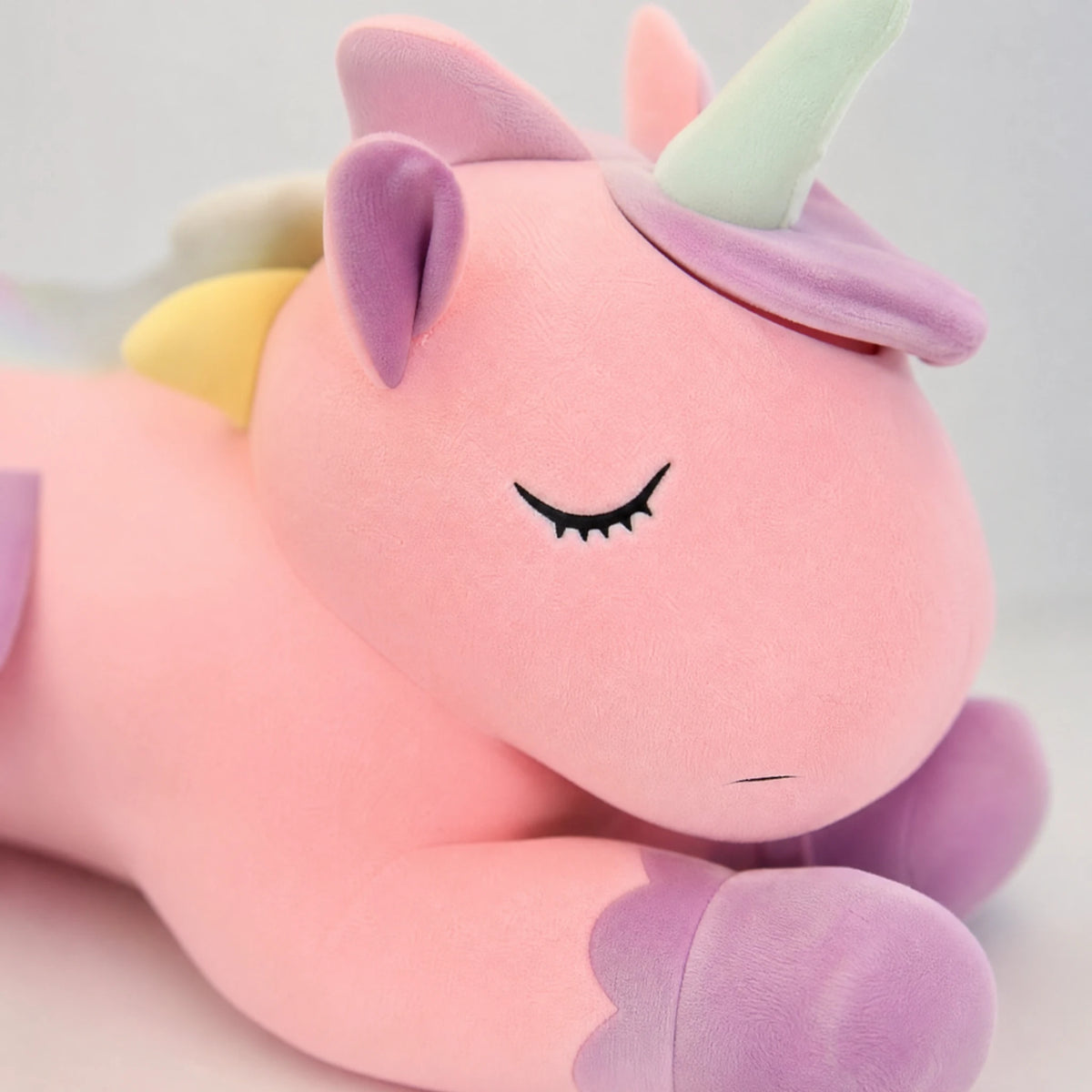 Unicorn Plush Pillow in Pink or White with Rainbow Mane - Détail matière