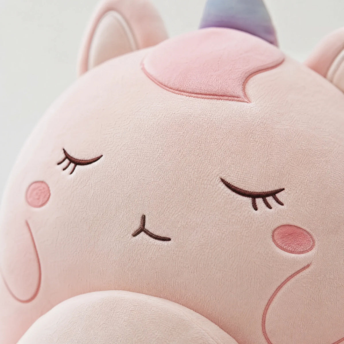 Unicorn Plush Pillow with Hidden Blanket Compartment - Détail matière