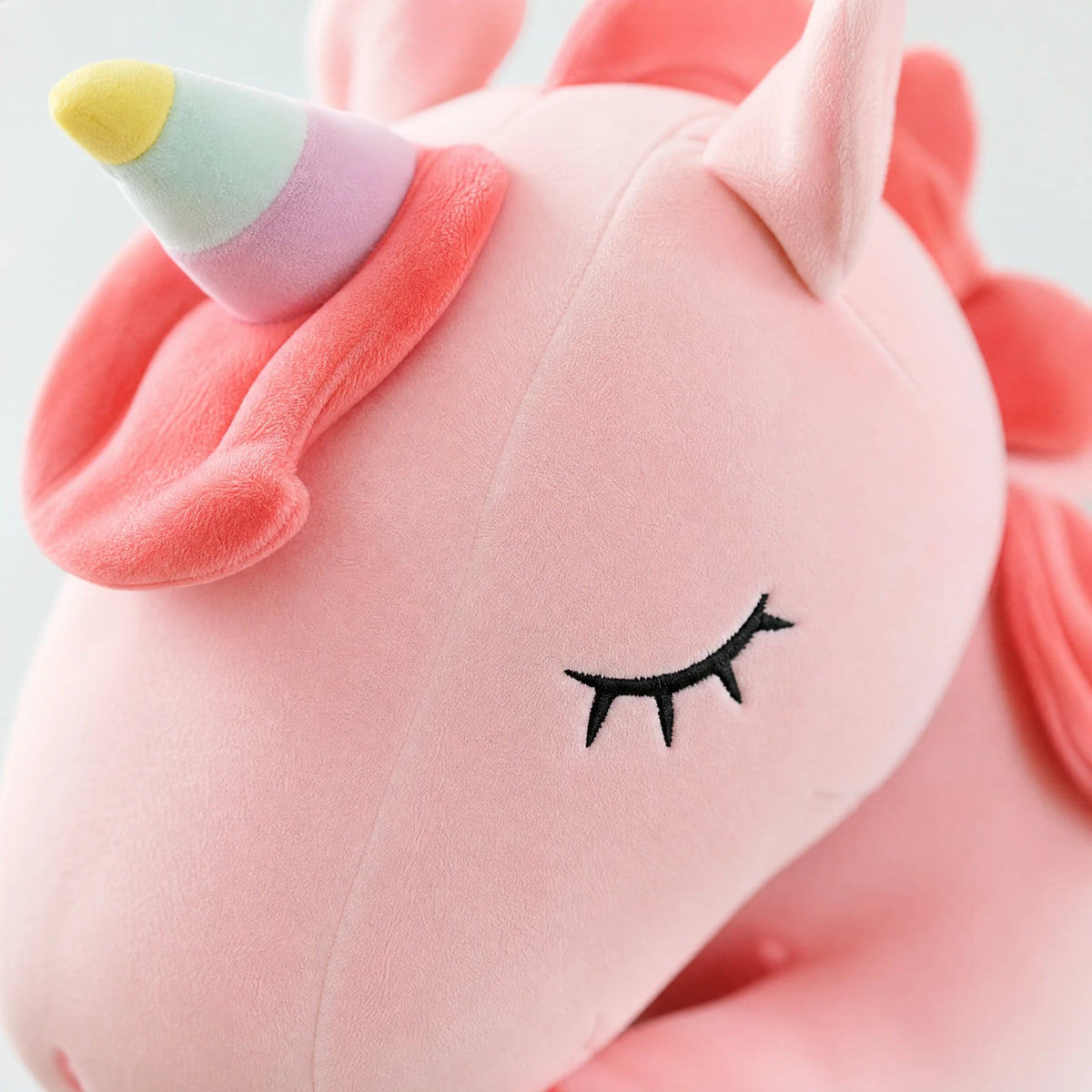 Unicorn Plush Pink with Rainbow Details and Soft Fur - Détail matière