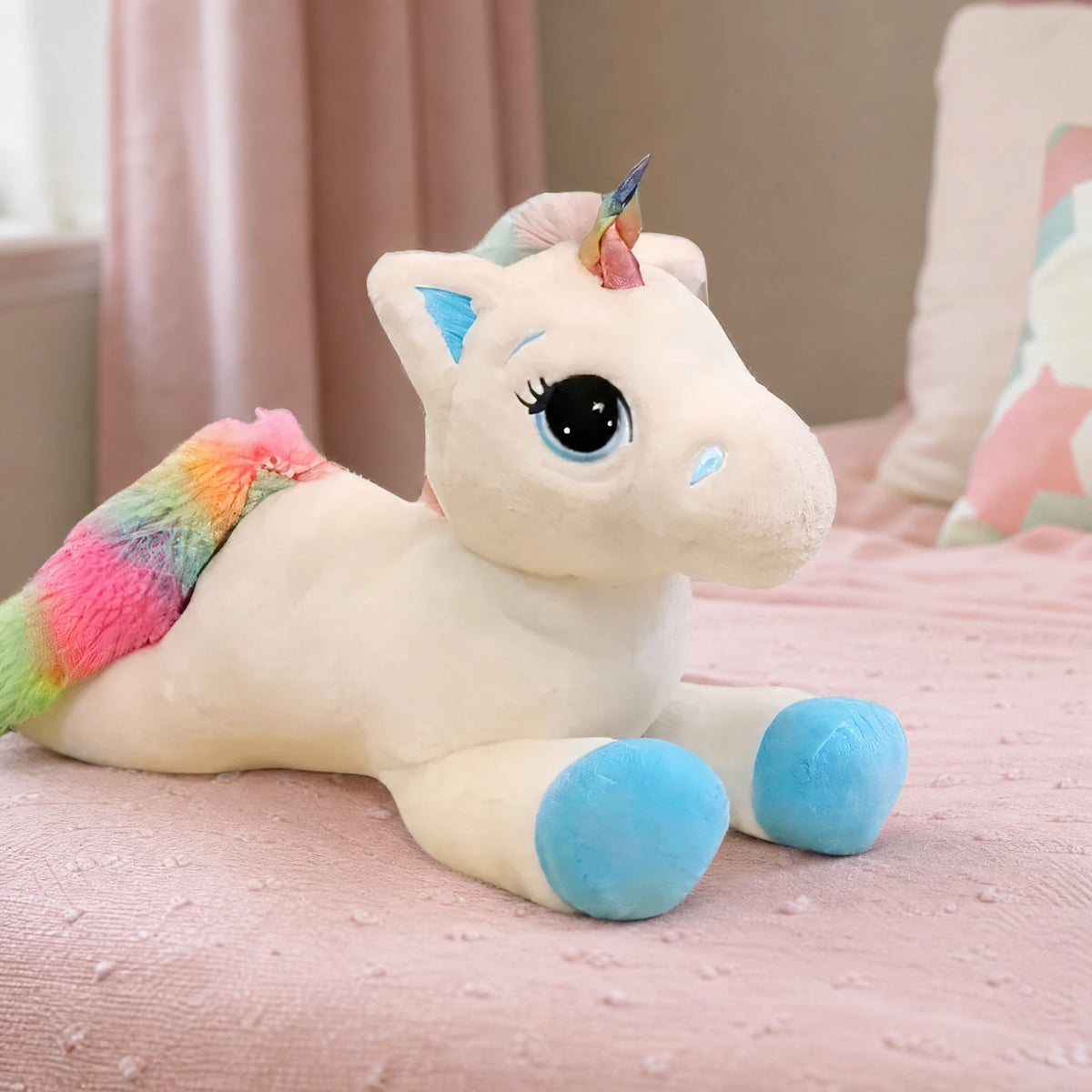 Unicorn Plush Toy with Rainbow Mane and Blue Hooves - Utilisation du produit