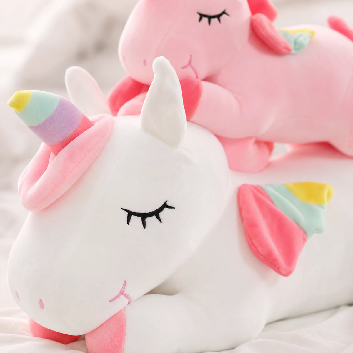 Unicorn Plush with Rainbow Mane and Lying Pose - Détail matière