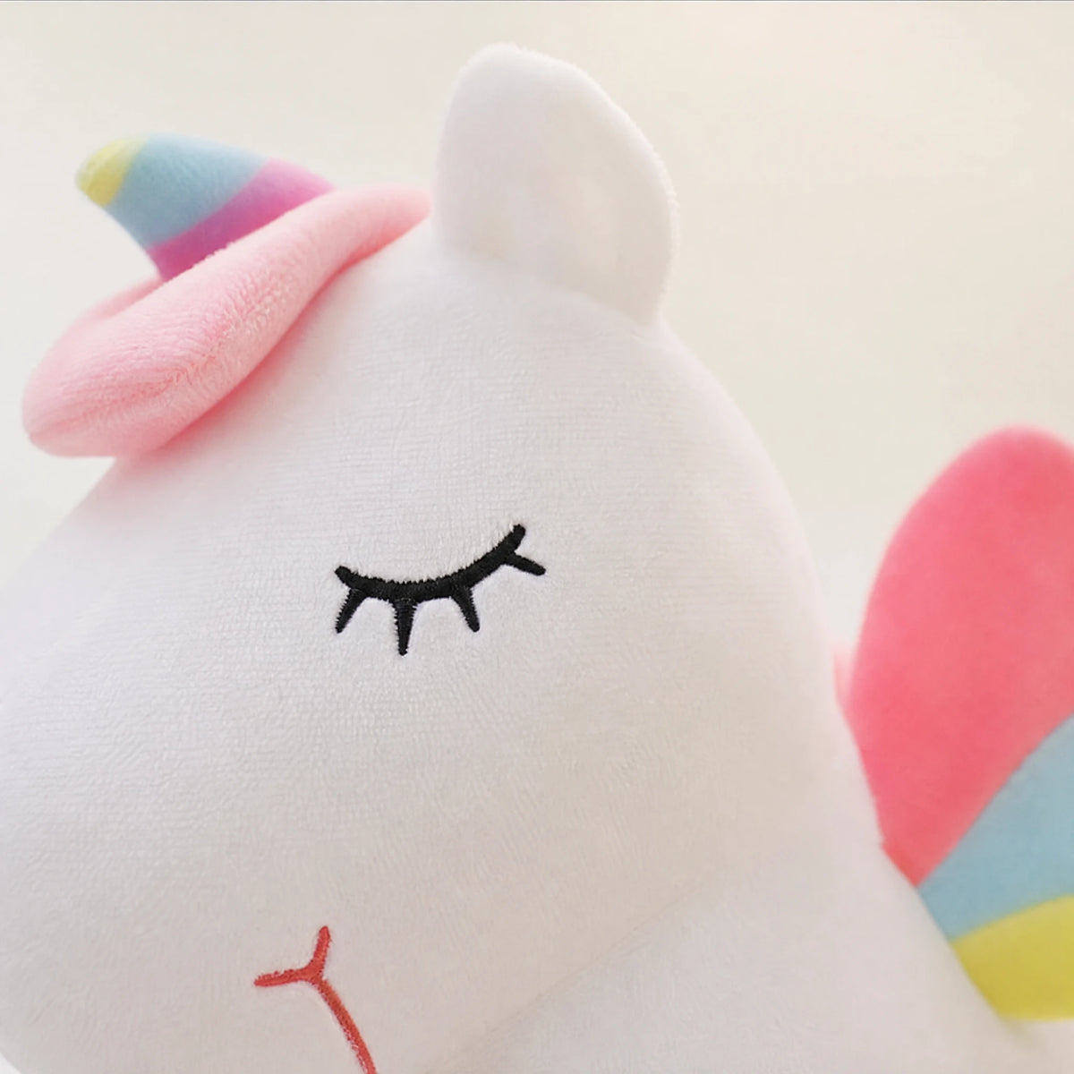 Unicorn Plush with Rainbow Wings and Pastel Details - Détail matière
