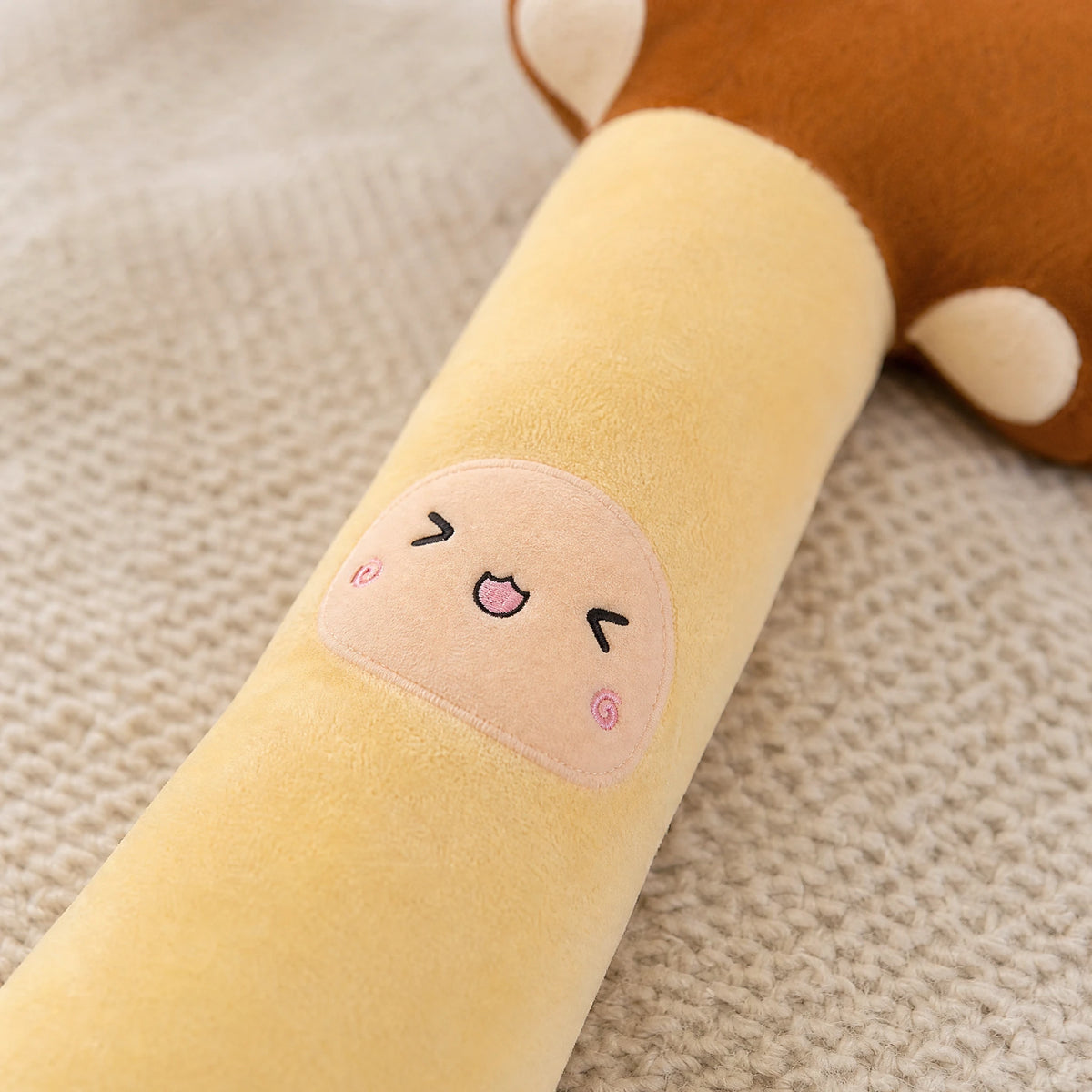 Vegetable Body Pillow with Kawaii Face and Soft Plush - Détail matière