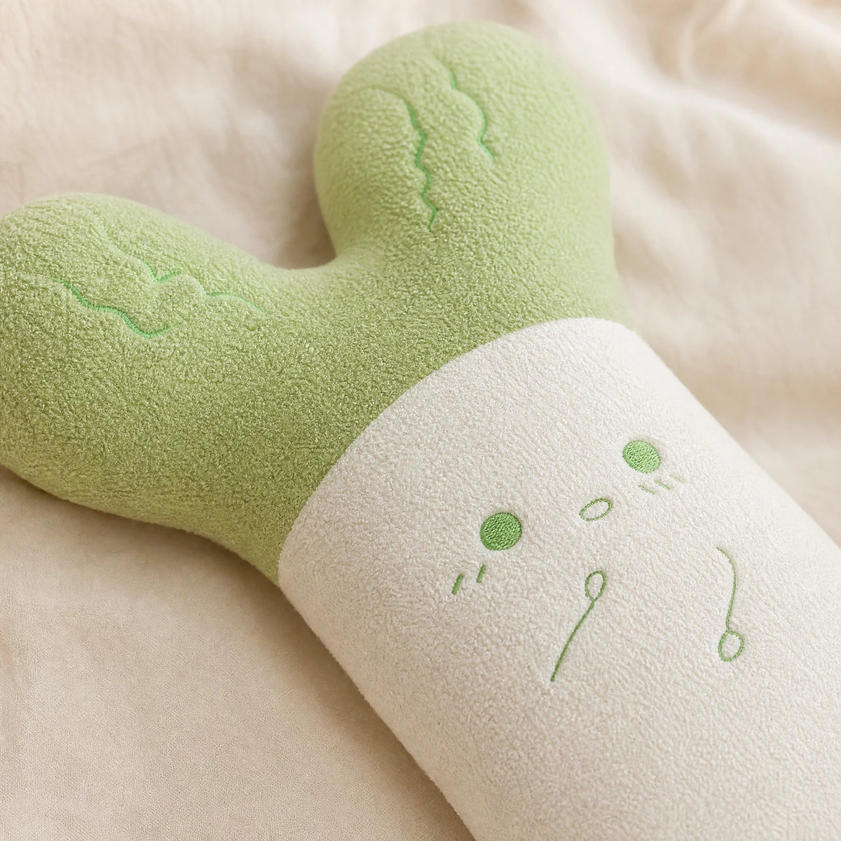 Vegetable Plush Pillow with Embroidered Face 110cm - Détail matière