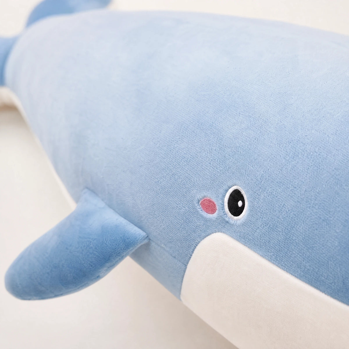 Whale Plush Toy Giant Cuddly Blue and Cream Companion - Détail matière