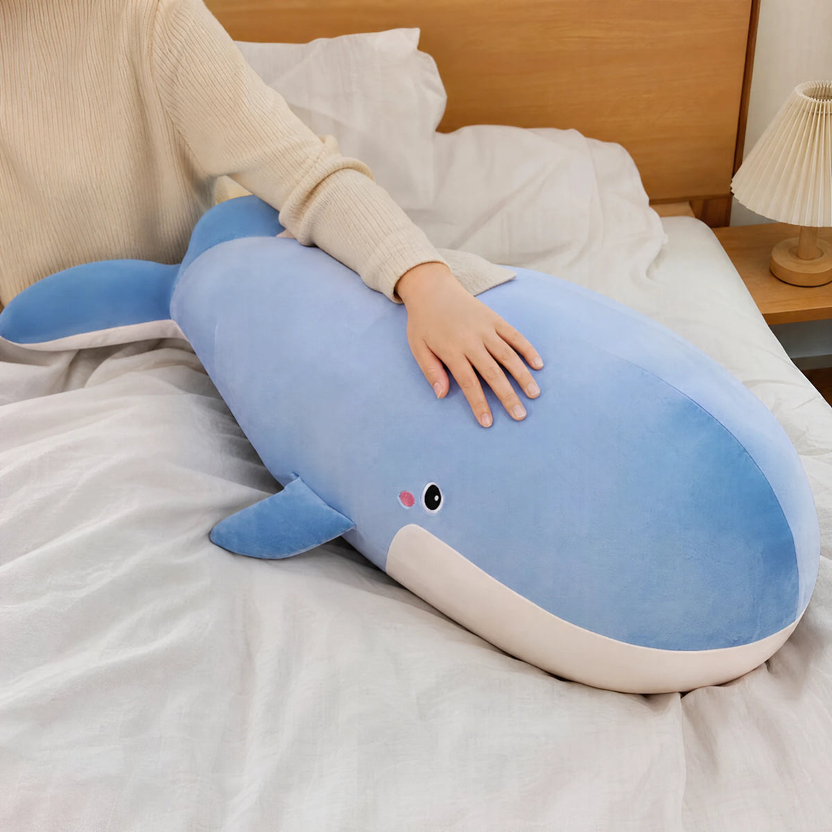 Whale Plush Toy Giant Cuddly Blue and Cream Companion - Utilisation du produit