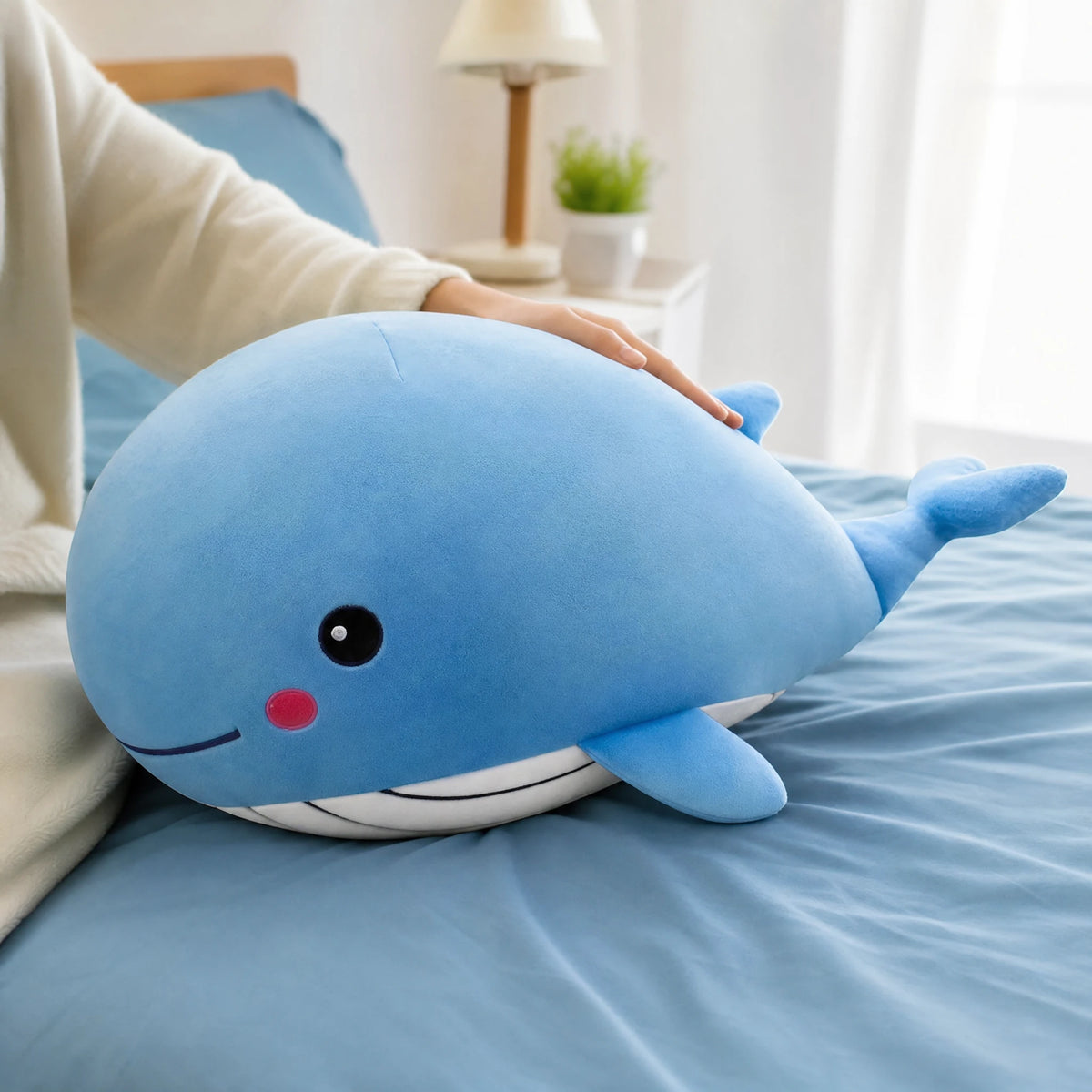 Whale Plush Toy with Timid Smile in Soft Blue Cotton - Utilisation du produit