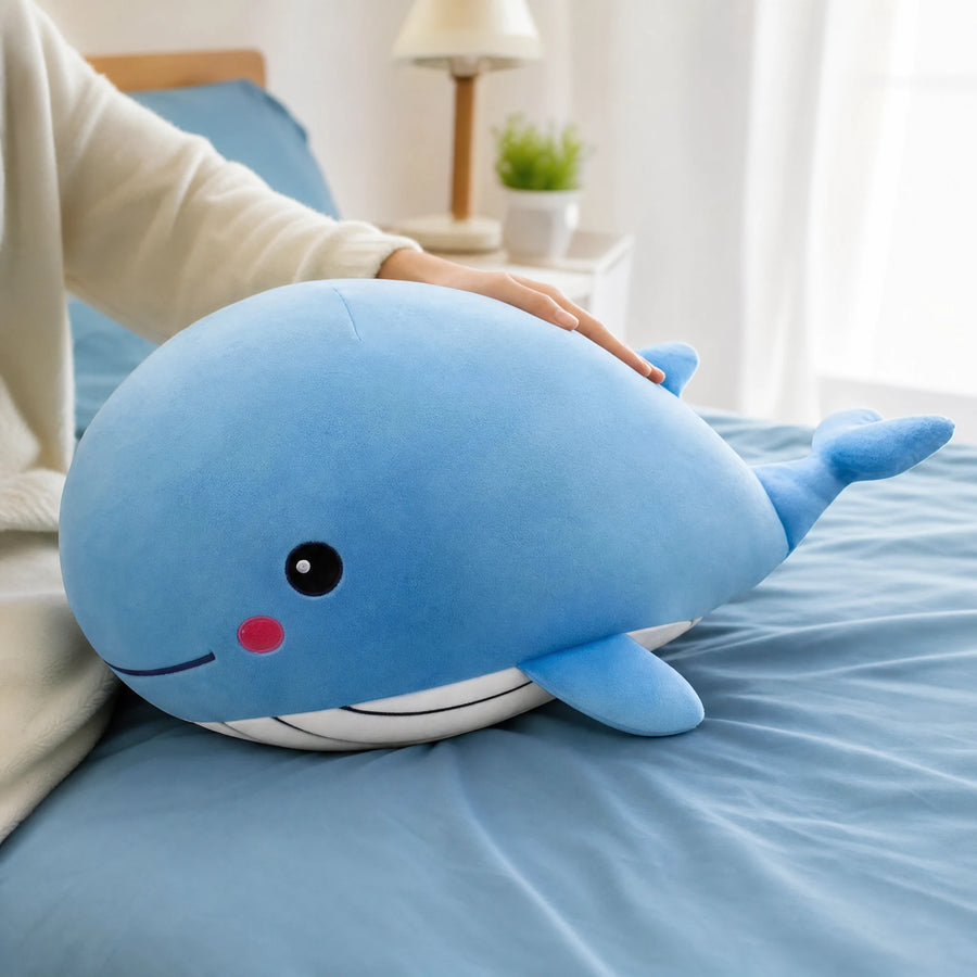 Whale Plush Toy with Timid Smile in Soft Blue Cotton - Utilisation du produit