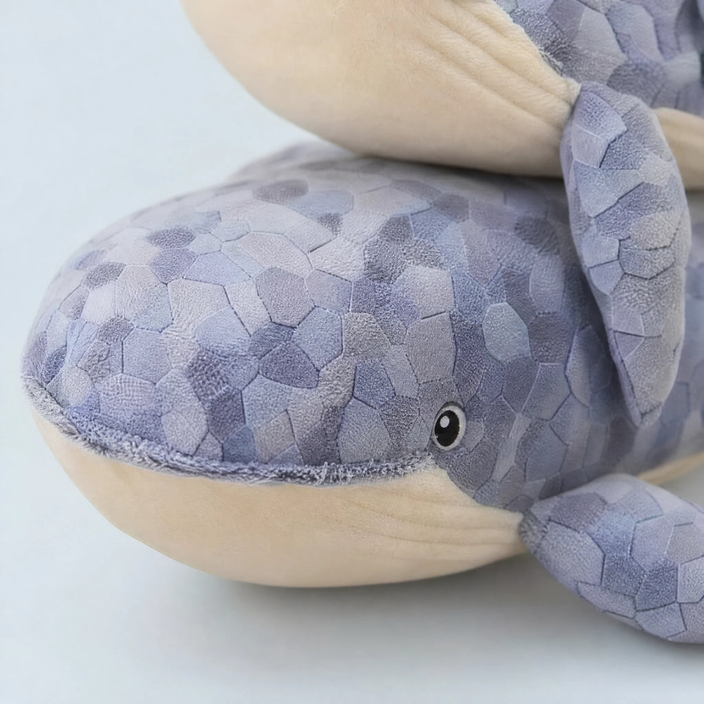 Whale Plush with Mosaic Scale Pattern in Blue Tones - Détail matière