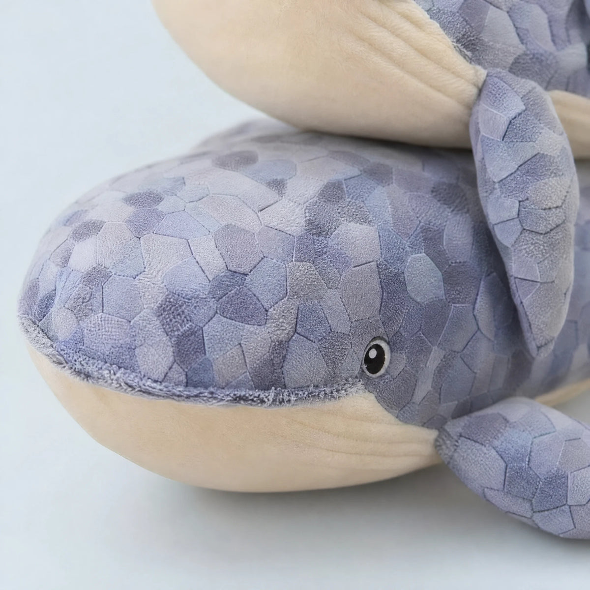 Whale Plush with Mosaic Scale Pattern in Blue Tones - Détail matière
