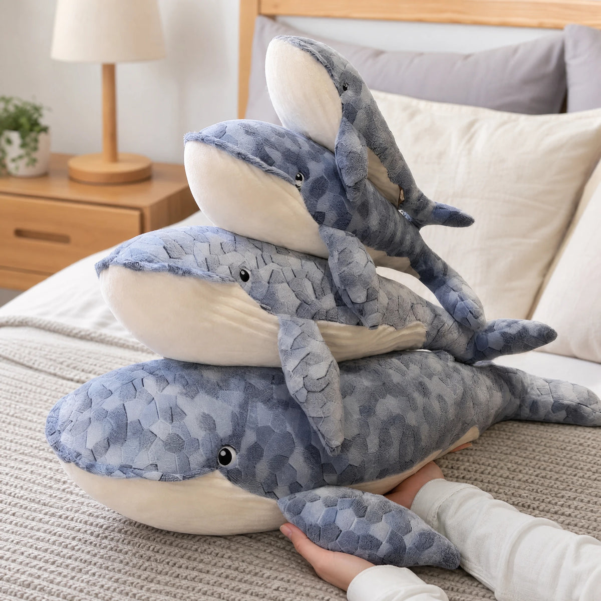 Whale Plush with Mosaic Scale Pattern in Blue Tones - Utilisation du produit