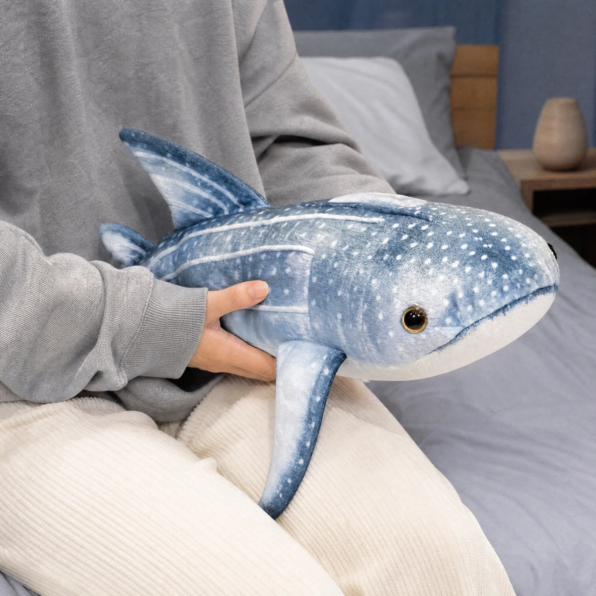 Whale Shark Plush Toy with Soft Blue Spotted Design - Utilisation du produit