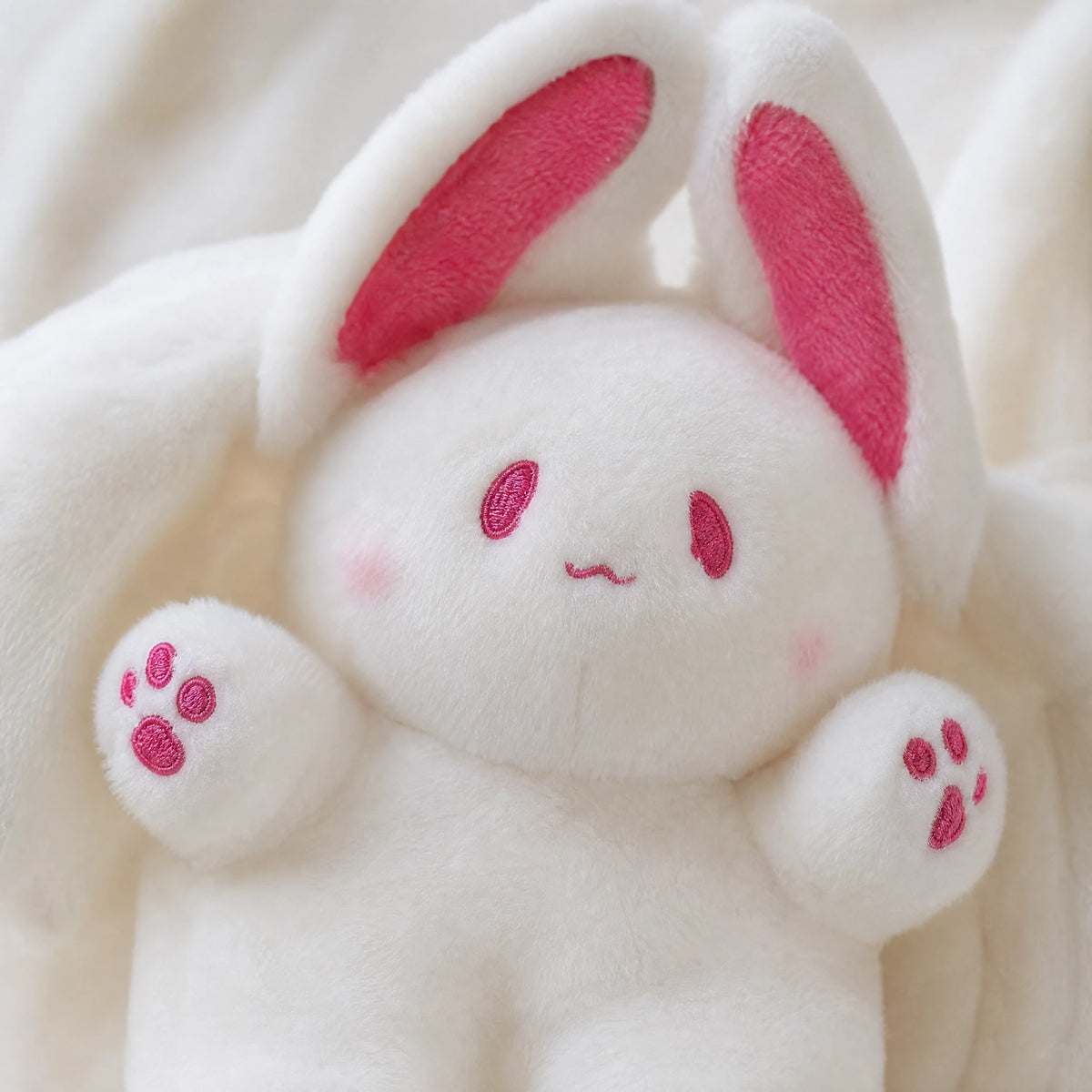 White Bat Plush with Pink Paw Details and Soft Wings - Détail matière