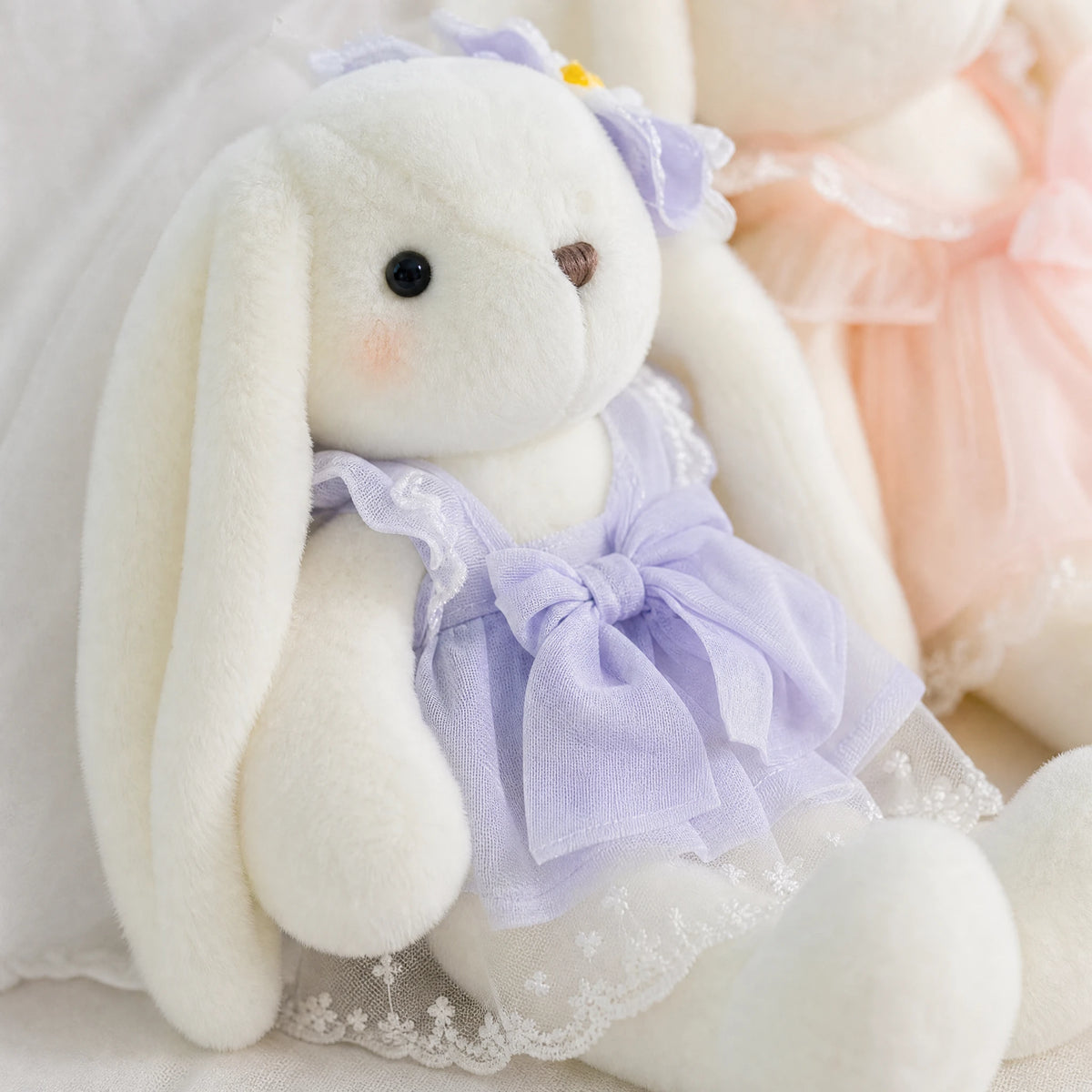 White Bunny Plush with Pastel Lace Dress and Floppy Ears - Détail matière