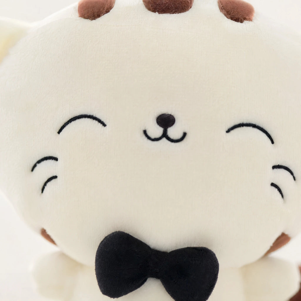 White Cat Plush with Bow Tie, Round Design - Détail matière