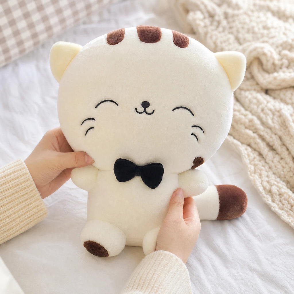 White Cat Plush with Bow Tie, Round Design - Utilisation du produit
