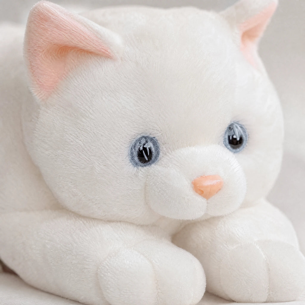 White Kitten Plush in Playful Lying Position - Détail matière