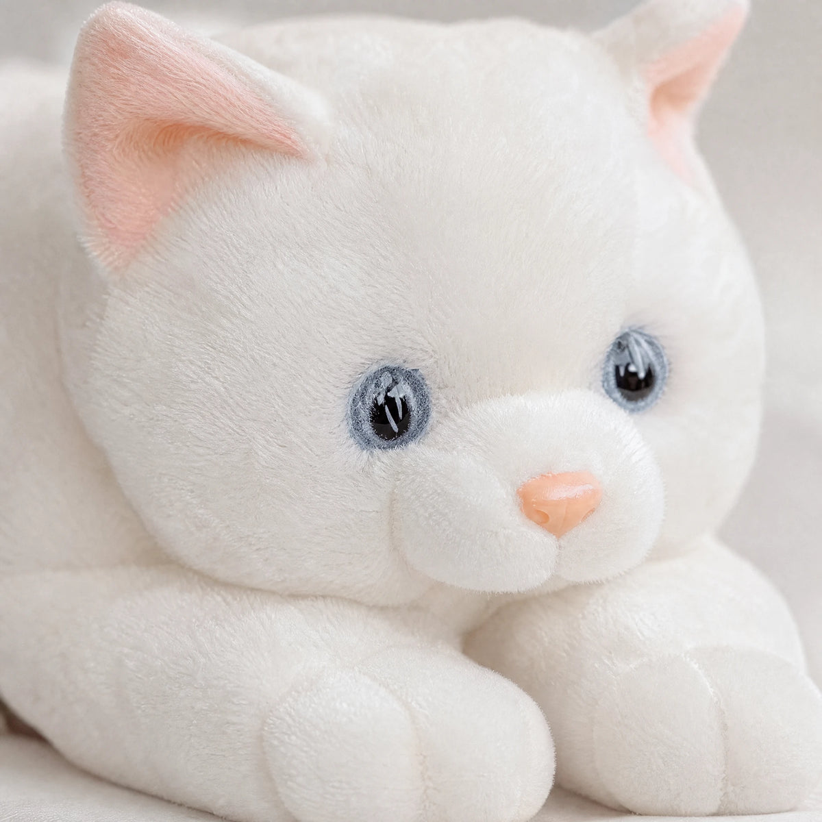 White Kitten Plush in Playful Lying Position - Détail matière