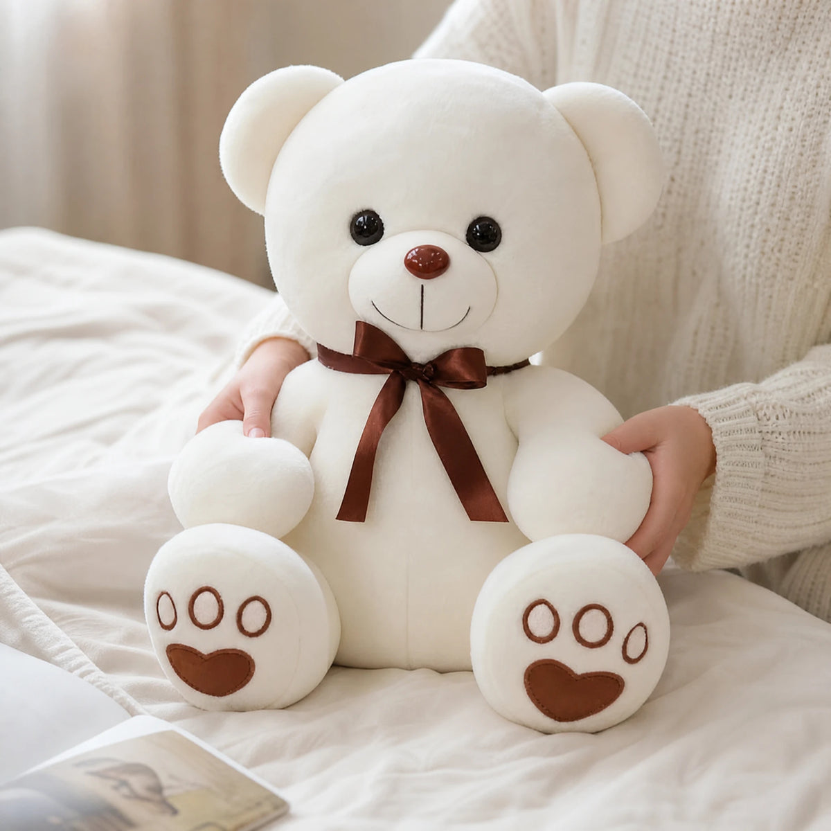 White Teddy Bear Plush with Brown Bow and Paw Prints - Utilisation du produit