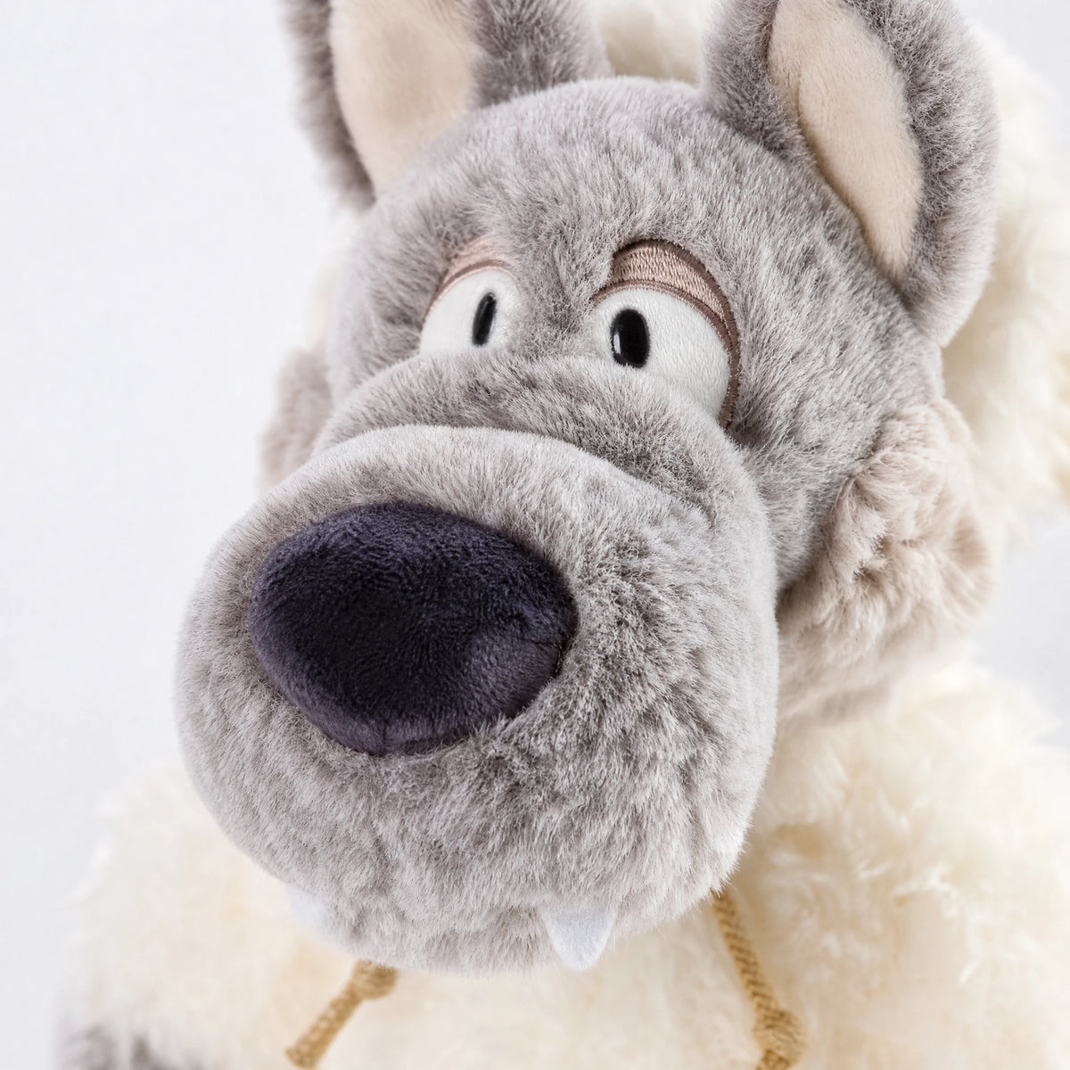 Wolf Plush in Sheep Costume with Soft Two-Tone Fur - Détail matière