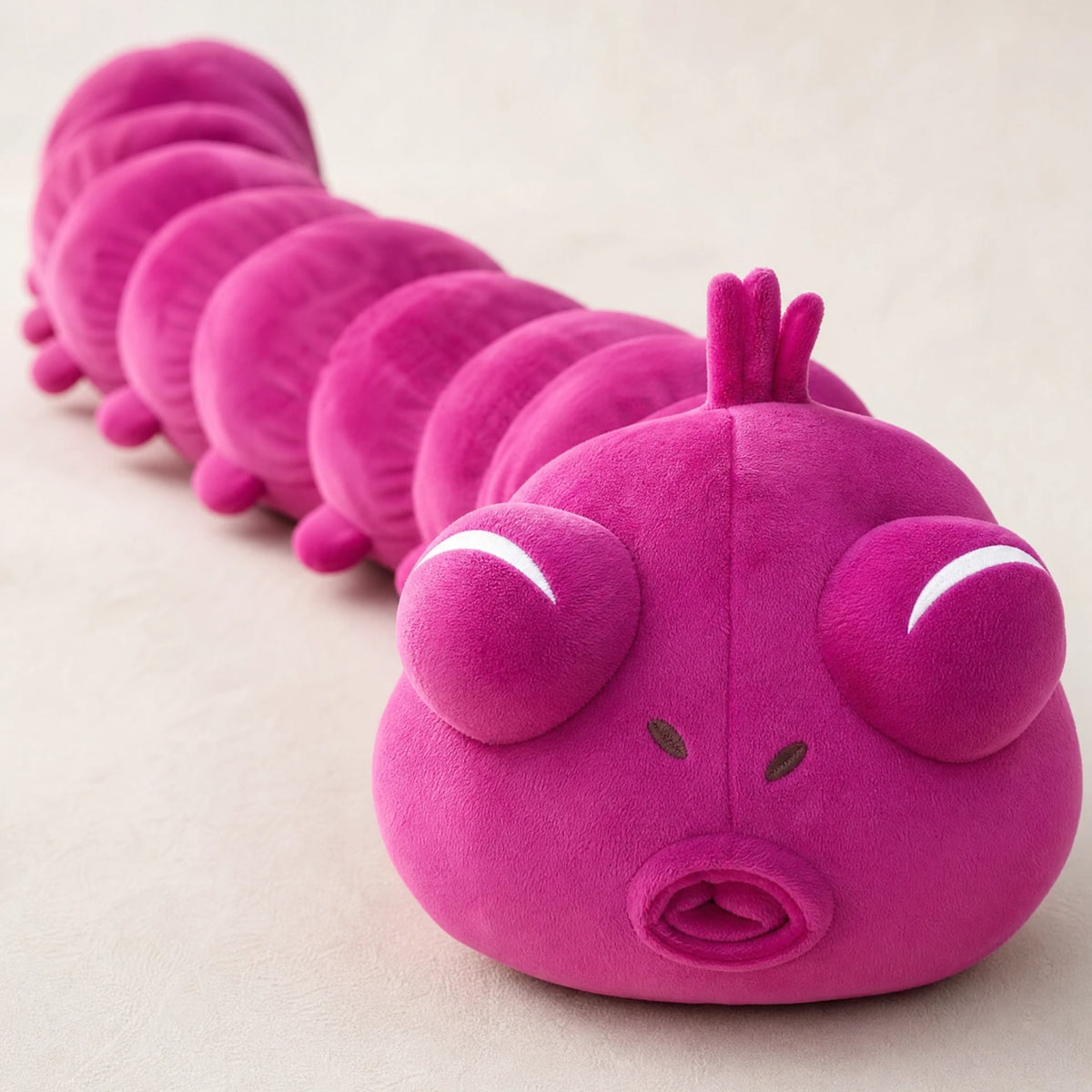Worm Plush Toy with Segmented Pink Body Design - Détail matière